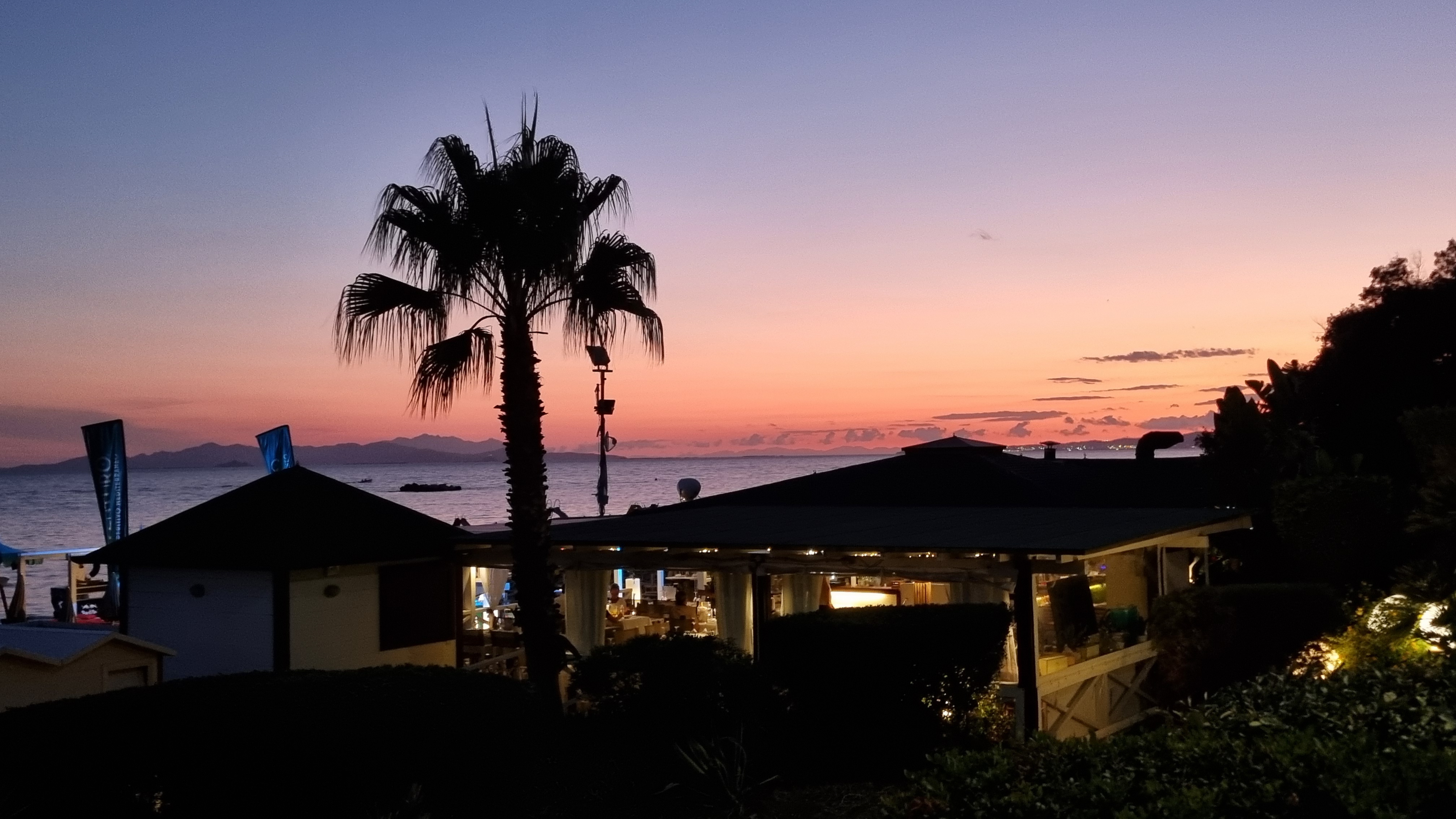 Turismo/Follonica, i tramonti, il passeggio e le casette in spiaggia. Senzuno, il vecchio quartiere merita qualche attenzione in più