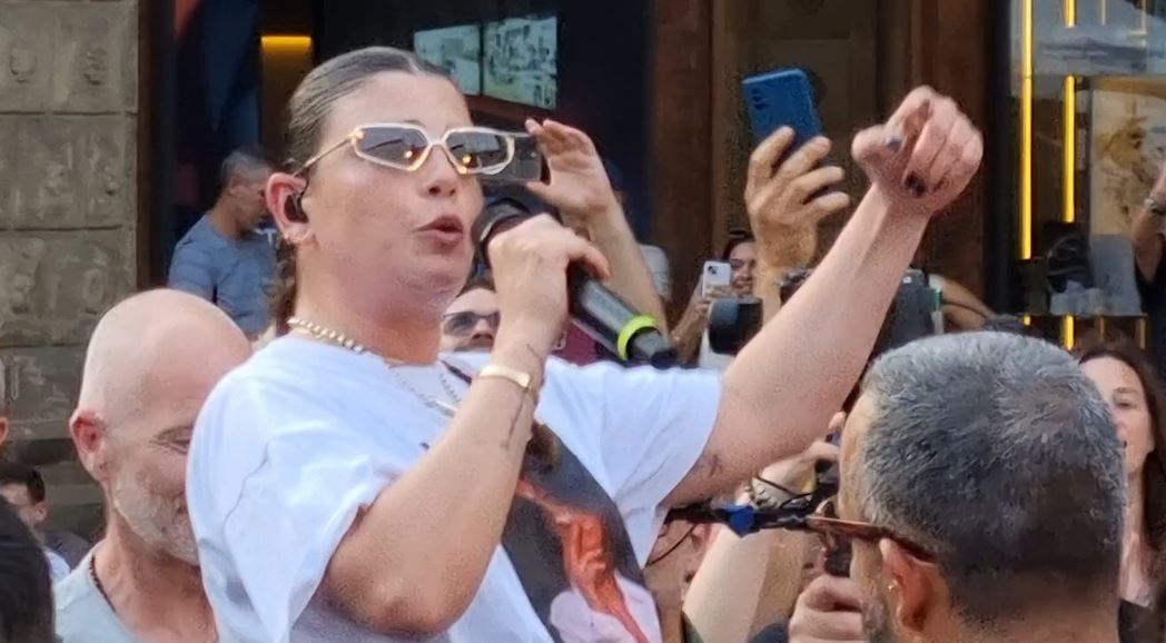 Musica live/Emma scende dal palco e canta in platea. «Pressioni sugli artisti? Rispetto chi dice “mi fermo perché non sto bene”»