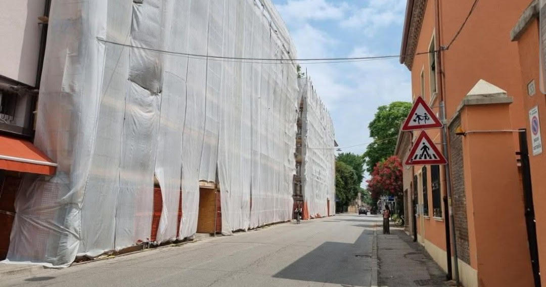 Incubo Superbonus/A Ferrara un condominio “impacchettato” da due anni