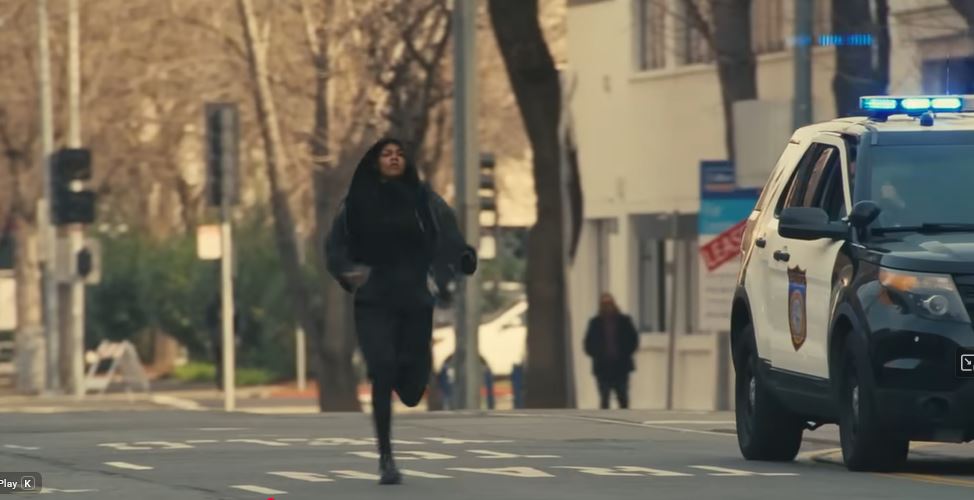 Cinema/Gli Usa, il mito suprematista e il sogno della rivolta anti-capitalista. Ma DiCaprio, Penn e Del Toro non riescono  a salvare “Una battaglia dopo l’altra”