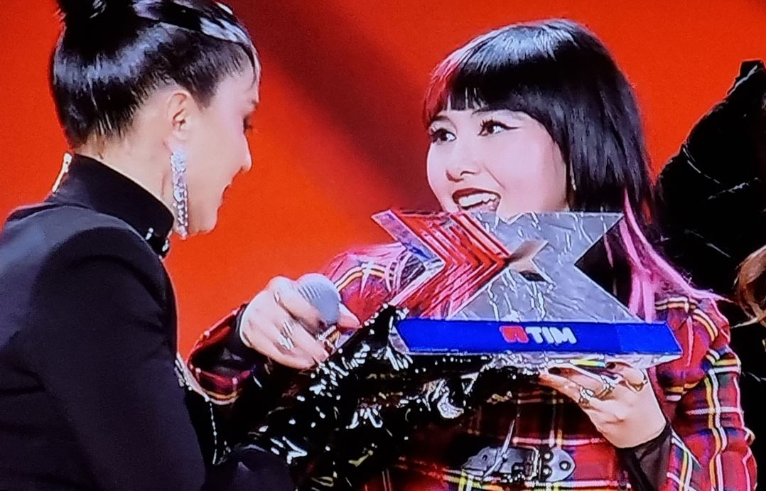 X Factor/La finale è sua: vince il Rob Factor. La cantante catanese davanti a EroCaddeo,
poi Delia e PierC nella piazza di Napoli