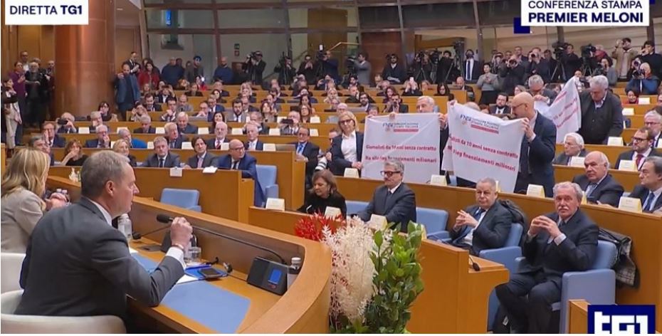 Informazione/Contratto dei giornalisti:    il flash mob della Fnsi durante la conferenza stampa della premier Meloni