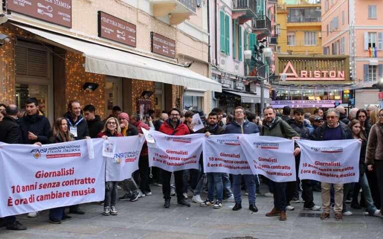 Informazione/Sanremo, via al Festival. In  strada la protesta dei giornalisti: «Stipendi da fame e IA selvaggia: “doppio” sciopero»