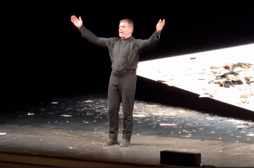 Teatro/Massini e l’orrore del Mein Kampf. 
«Iniziò tutto con una pagina bianca, tutta da scrivere. La democrazia è vulnerabile»