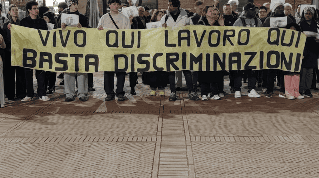 Emergenza casa/Centinaia di cittadini sotto la sede del Comune di Ferrara: «Pochi aiuti agli sfollati, pregiudizio contro gli immigrati»