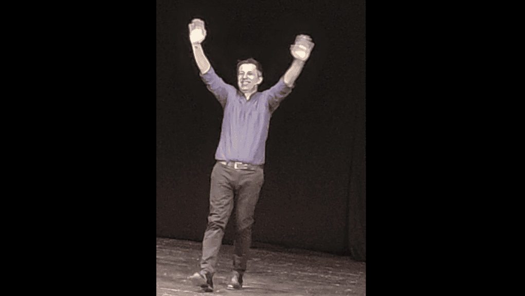 Teatro/La lieve comicità di Ubaldo Pantani. “Inimitabile” racconta la vita di paese ma pure Lapo e Buffon. Si ride con moderazione