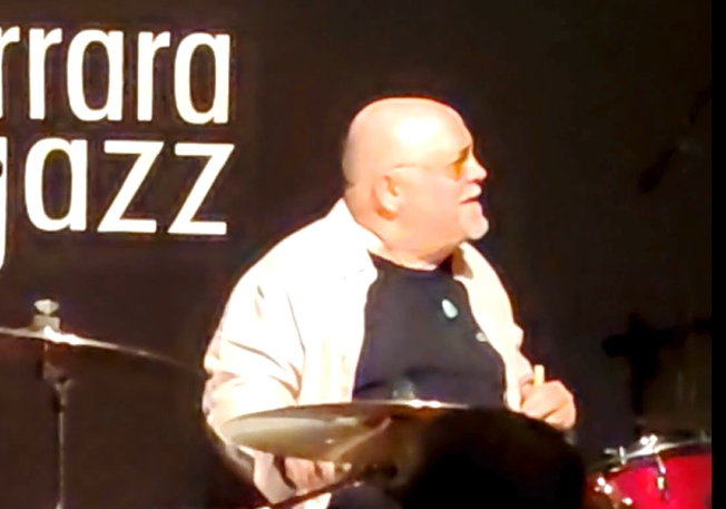 Musica live/Ellade Bandini, 80 anni, una vita senza perdere un colpo. Al “Torrione” la sua autobiografia, poi il concerto e la “jam”