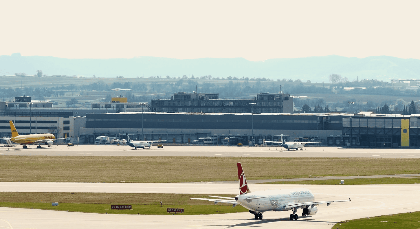 Consumatori/La stagione dei viaggi, l’aereo, il carburante alle stelle e l’incubo del volo cancellato. Ecco come tutelarsi