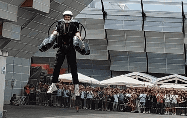 Tecnologia/La tuta di Iron Man e l’aereo di carta più grande del mondo. Robot e record a “We Make Future!”