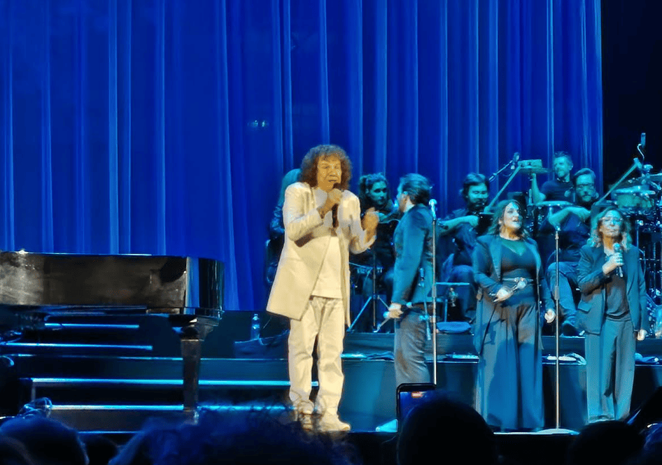 Musica live/Cocciante, doppia festa: i suoi ottanta anni e i cinquanta della canzone “Margherita”. L’ultima strofa “a cappella” con il pubblico. A Verona una serata magica