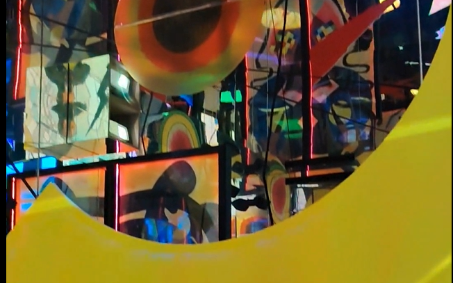 Arte/Lo spettacolo immersivo, il richiamo sensoriale per rendere più attrattive le sale dei musei. Il pubblico lo apprezza, i critici meno. Intanto i colori e le geometrie di Kandinsky volteggiano nella mostra di Roma