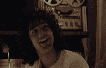 Cinema e musica/Pino Daniele torna a cantare in “Je so’ pazzo”. Un’infanzia difficile poi il successo, ma il ritratto del film divide nei ricordi chi gli fu vicino