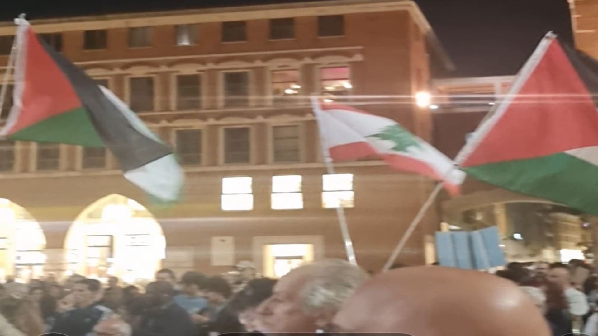 La politica e la guerra/In piazza Cattedrale la protesta di “Ferrara per la Palestina”: «A Gaza un genocidio mentre l’Italia vuole spendere mille miliardi per comprare armi»